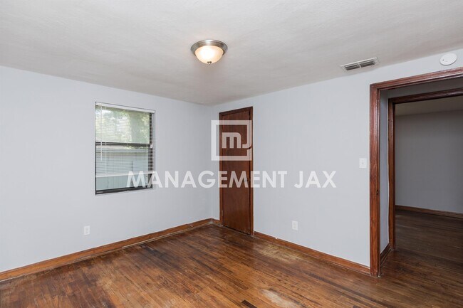 Building Photo - 1598 W 33rd St
