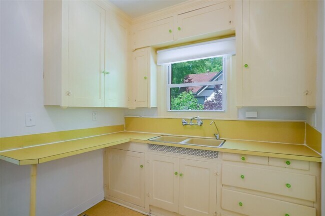 Building Photo - Live on Historic Park Avenue in this 2 Bed 1.5 Bath Single Family Home!