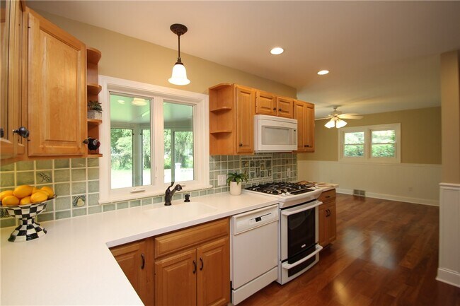 Building Photo - 5 Spruce Ln
