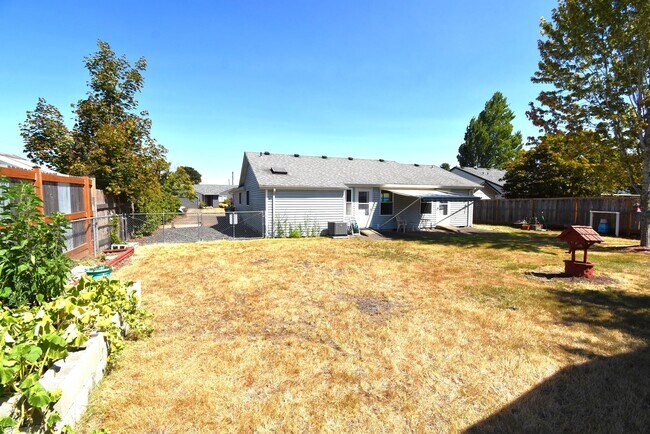 Building Photo - Spacious Home.