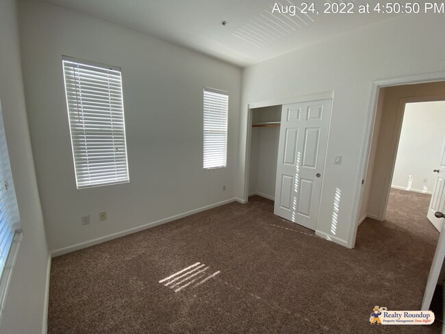 Building Photo - Beautiful Home Centrally Located in Elk Grove