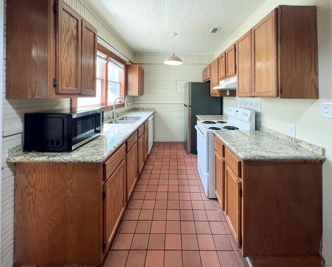 Building Photo - Pet Friendly 4BR/2BA Home off University A...