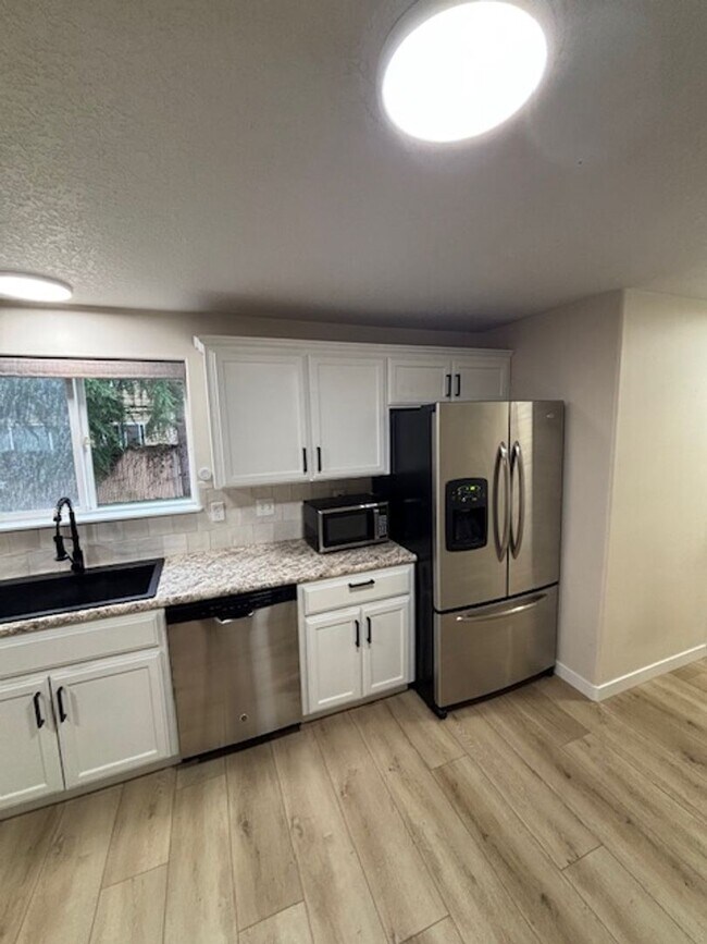 Building Photo - 3 Bedroom 2.5 Bath Newberg OR