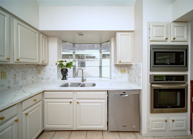 Building Photo - 3110 Flintwood Dr