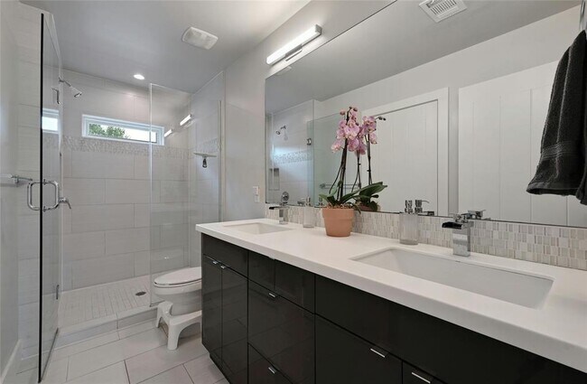 Building Photo - 4416 Gillis St