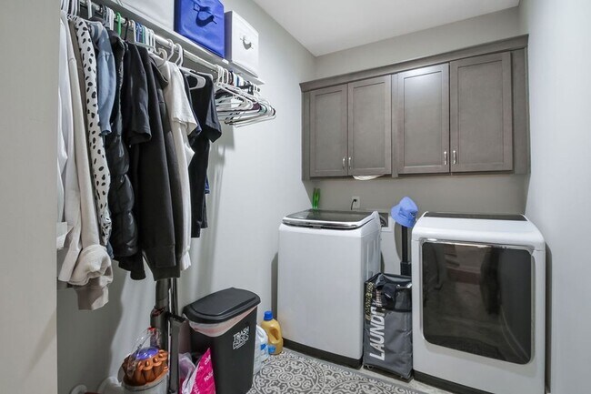 Building Photo - 647 Sire Ave