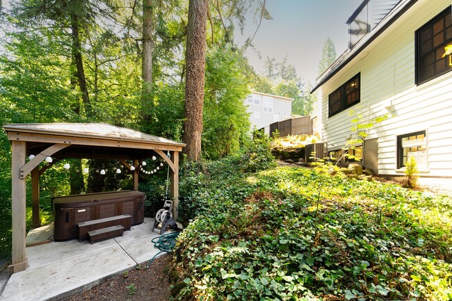 Building Photo - Luxurious Portland Heights home tucked away on a private street on nearly half an acre.