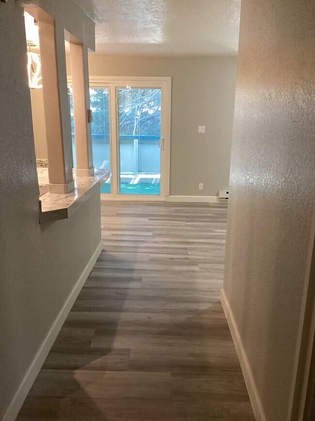 Building Photo - BEAUTIFUL - REMODELED 2 BEDROOM/1 BATH CON...
