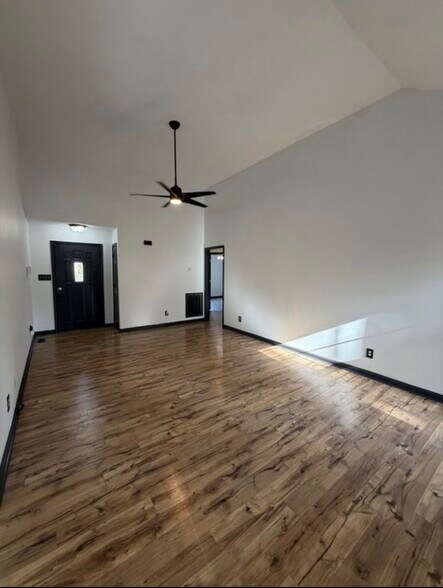 Building Photo - 3531 Sandpiper Dr