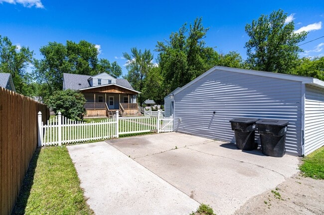 Building Photo - Single Family Home - Located Near Campus