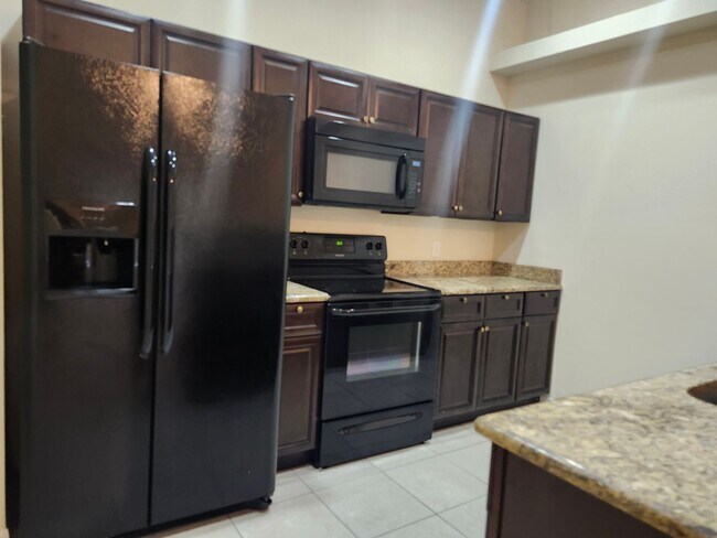 Building Photo - Nice, Clean 3 Bedroom, 2 Bathroom Duplex w...