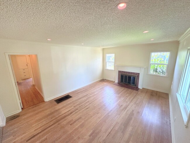 Building Photo - Peaceful Living in Mar Vista Home w/ Spacious Backyard!