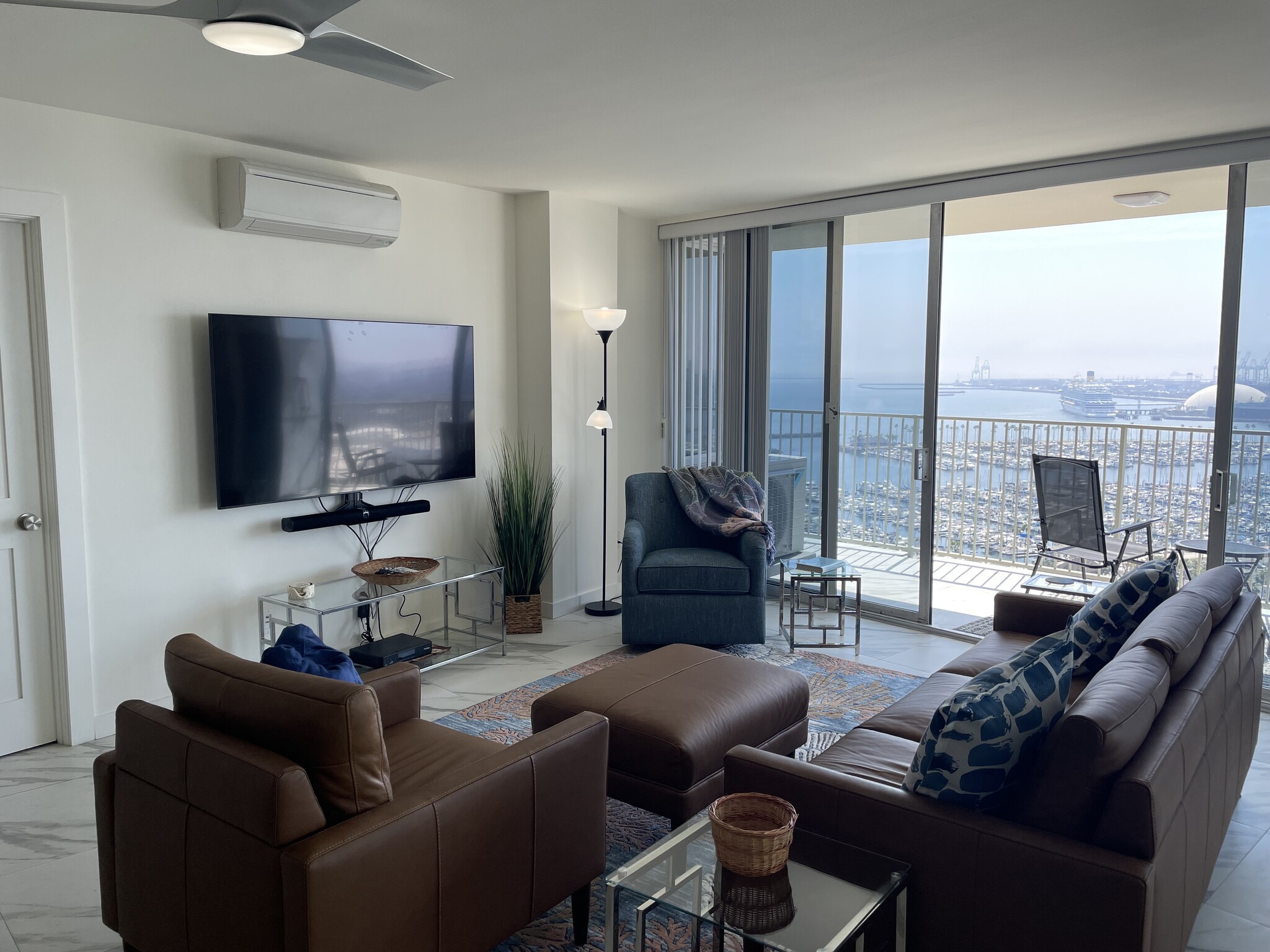 Living room - 700 E Ocean Blvd