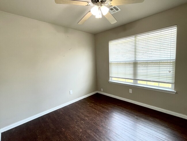 Building Photo - 4820 Lakeshore Dr