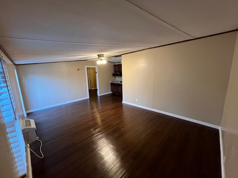 Extra large living room - 6506 Colony Park Dr