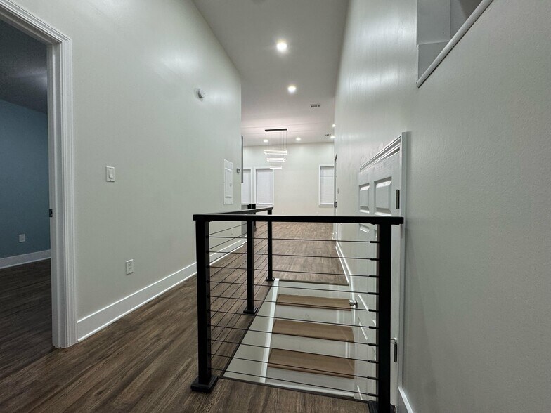 Building Photo - 319 E Main St