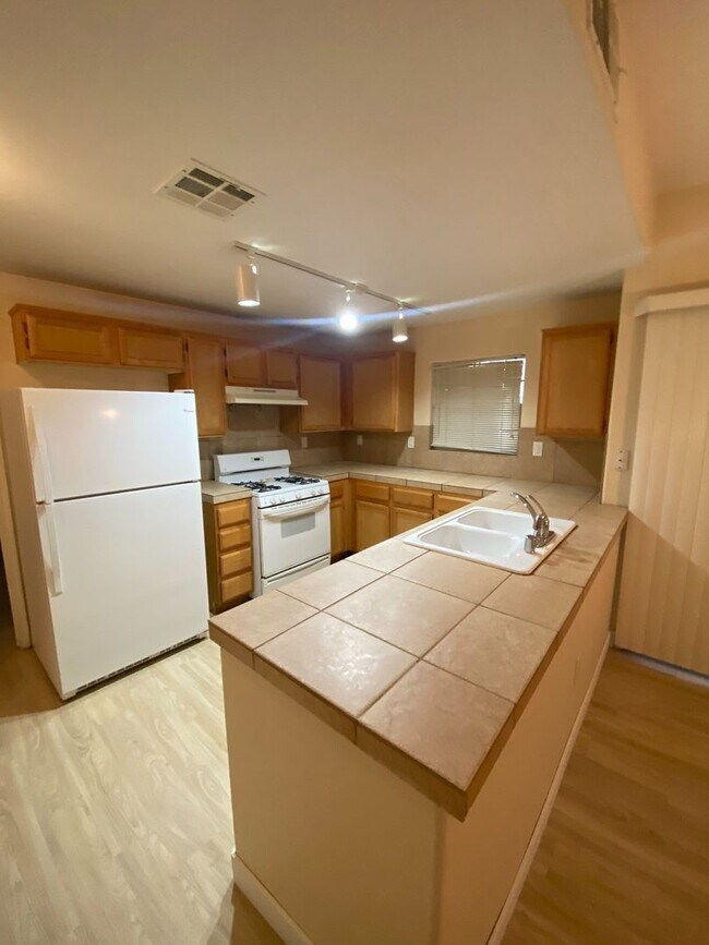 Building Photo - 1ST FLOOR 2 BED, 2 BATH CONDO, GATED COMMU...