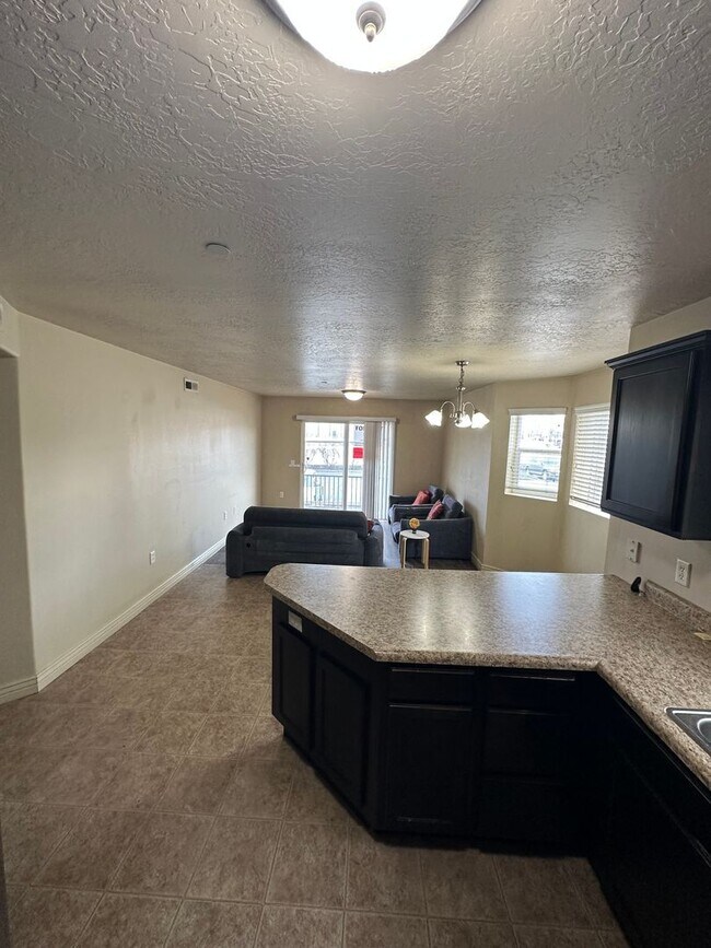 Building Photo - Great 3 Bed 2 Bath Sandy Condo!!