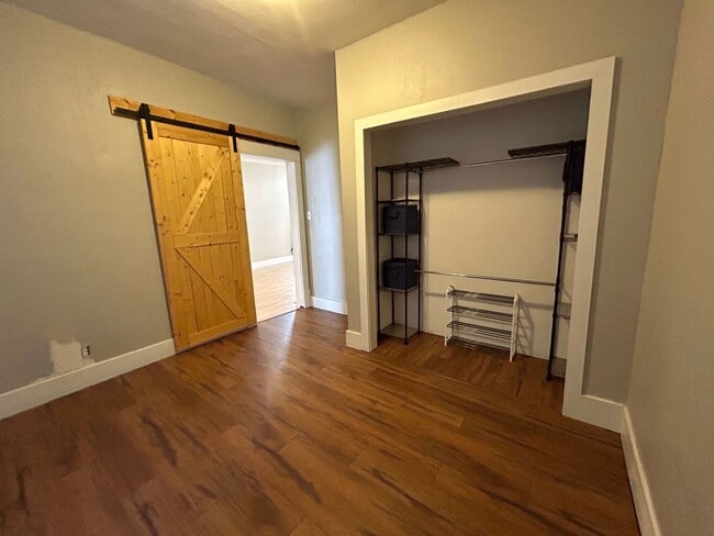 Building Photo - 3 Bedroom 1 Bath Large House with Garage & Many Amenities