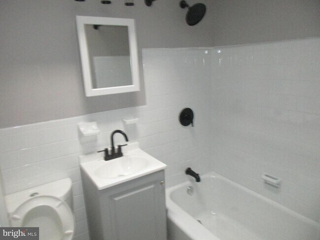 Building Photo - 2613 Fairview Ave