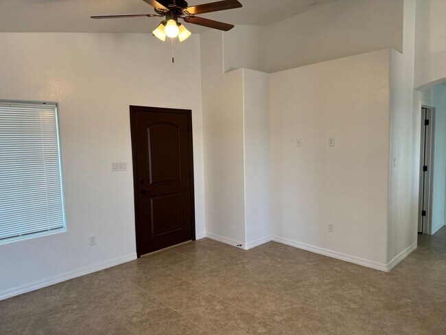 Building Photo - Newer 3 bedroom home with 2 car garage on ...