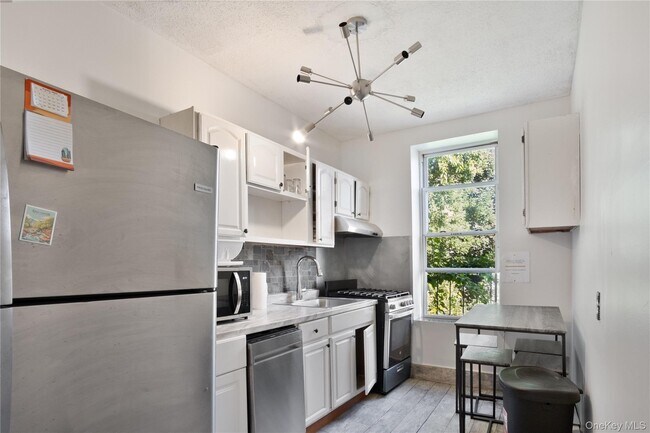 Building Photo - 211 Kosciuszko St