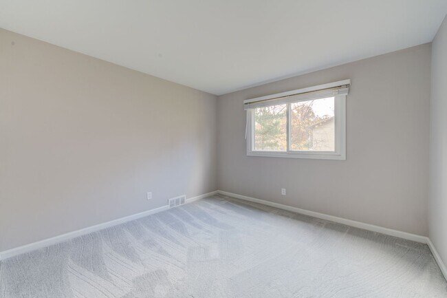 Building Photo - Pet Friendly, Renovated Home in Fox School District