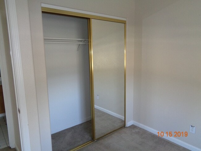 Building Photo - 2 Bedroom, 1 Bath Apartment in Gated Community Available Now!