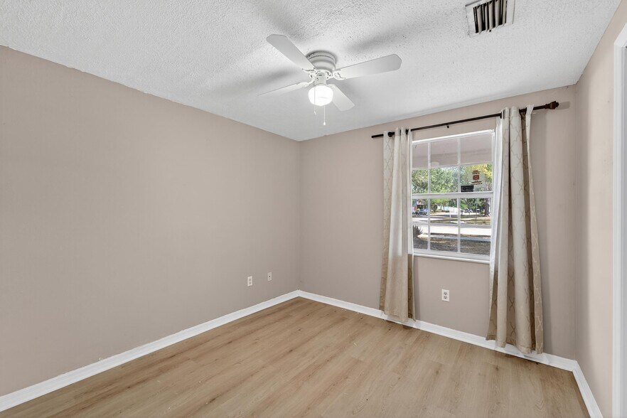 Building Photo - 1712 Village Ct