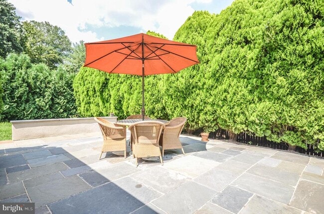 Building Photo - 3313 W Coquelin Terrace