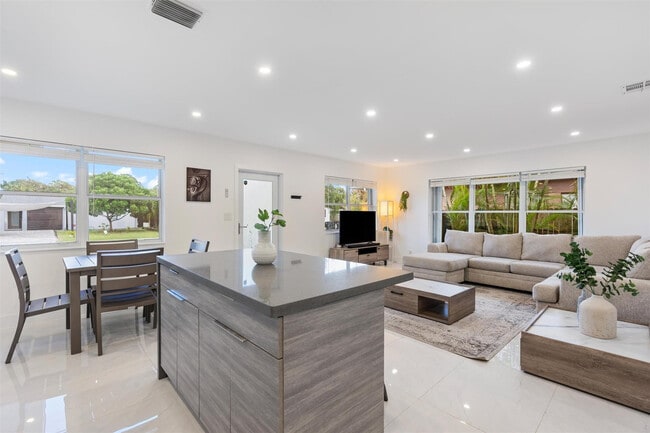 Building Photo - 1409 NE 2nd Ave