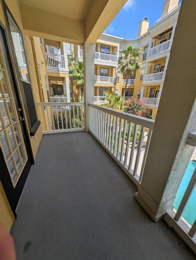 Building Photo - Great 1/1 Studio unit with wood floors and pool view patio!
