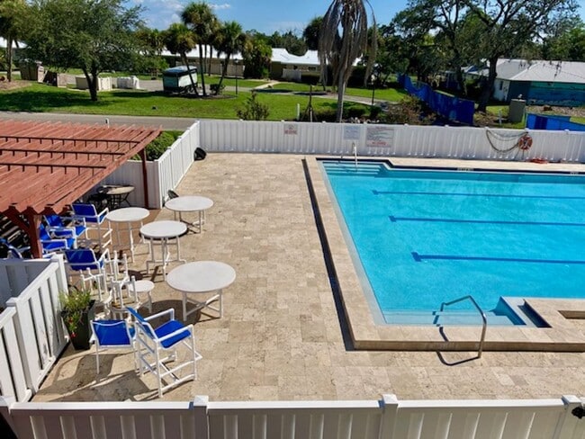 Building Photo - Islands Community Condo