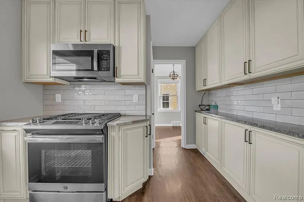 Building Photo - 266 Massoit St