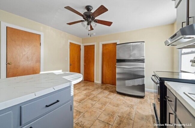 Building Photo - 63 Moran St