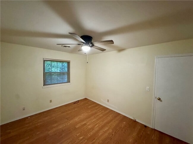 Building Photo - 19 Gore Ln