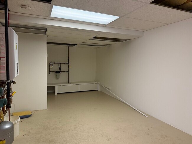 Building Photo - 585 Burncoat St