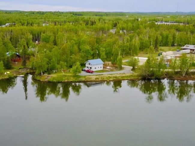 Building Photo - Peaceful Lake life living in this cute uni...