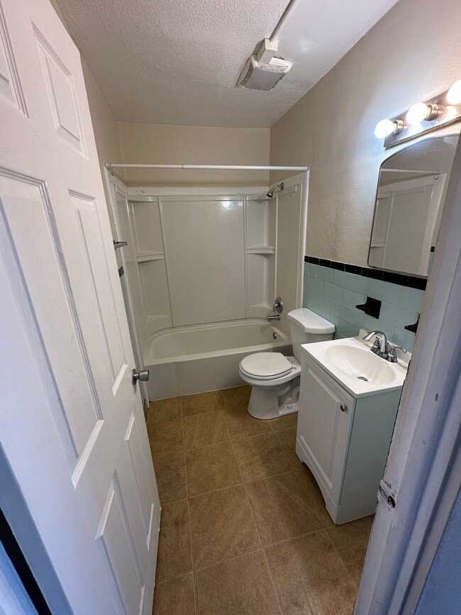 Building Photo - 2nd Flr 2 Bed 1 Bath Apt w/ Hardwood And T...