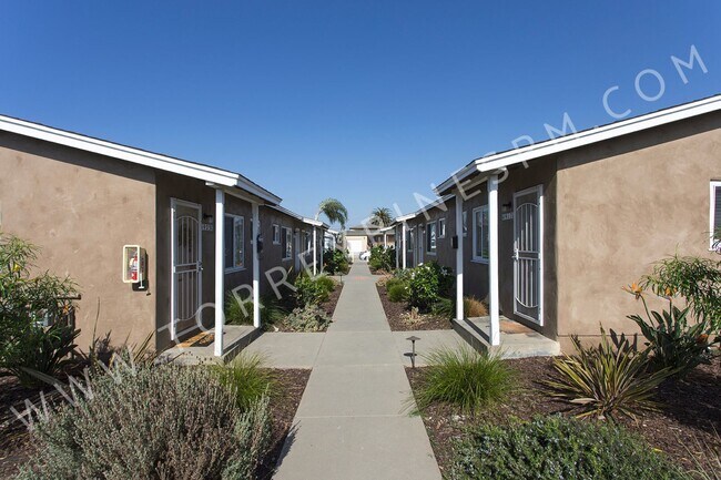 Building Photo - 1 BR Cottage in OB w/ Garage ~ W/D Combo i...