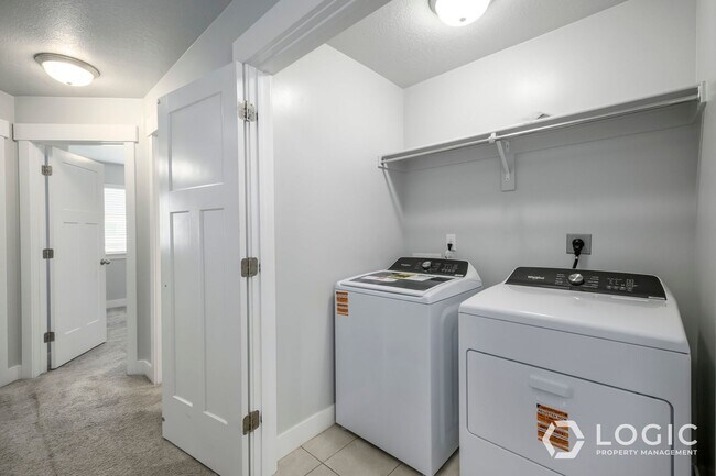 Building Photo - Gorgeous Townhome in Great Location!