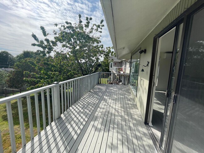 Building Photo - Spacious Admirals Cove Home with Recent Up...
