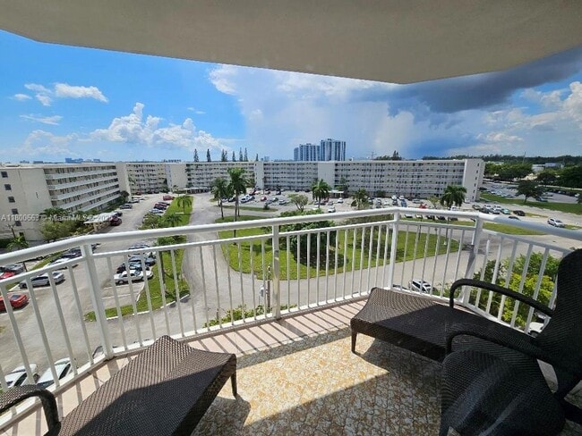Building Photo - 18031 Biscayne Blvd
