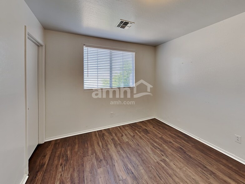 Building Photo - 1511 S 219th Ln