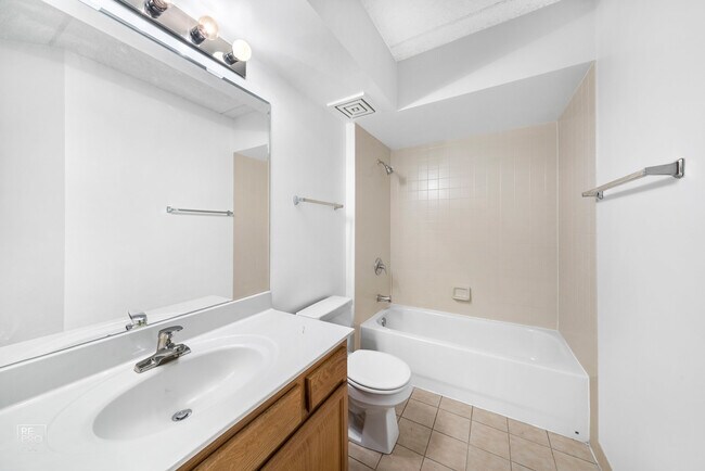 Building Photo - 5555 N Cumberland Ave