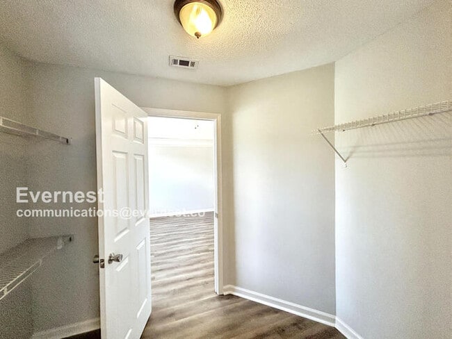 Building Photo - 5240 Shady Ridge Dr
