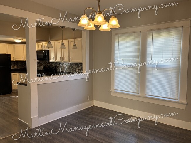 Building Photo - 1528 E 6th St