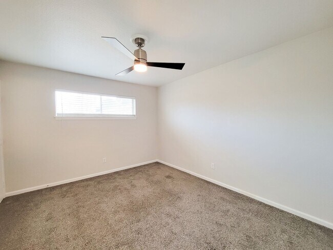 Building Photo - Completely renovated in the heart of Montrose. Spacious 1 bedroom 1 bath condo, upstairs corner u...