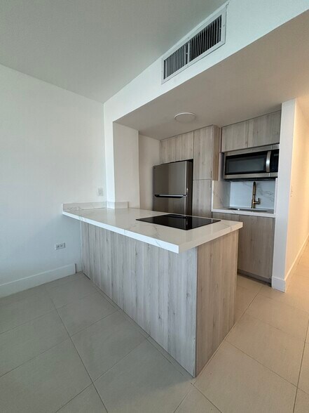 Building Photo - 905 Brickell Bay Dr