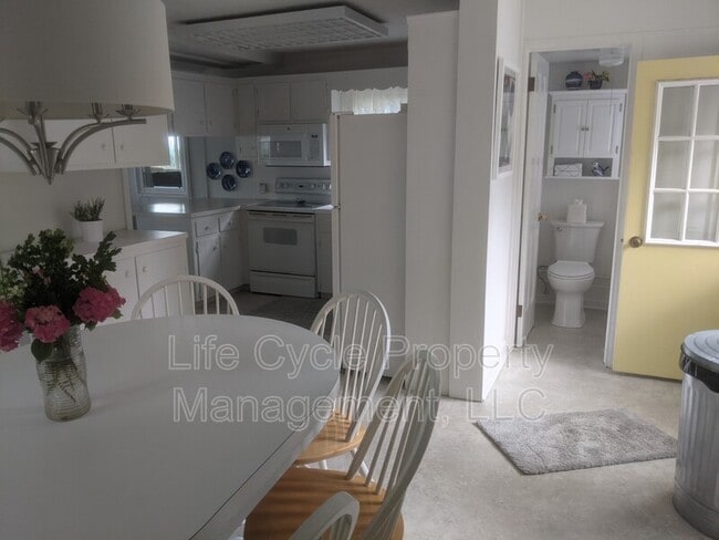 Building Photo - 2421 Lakefront Dr